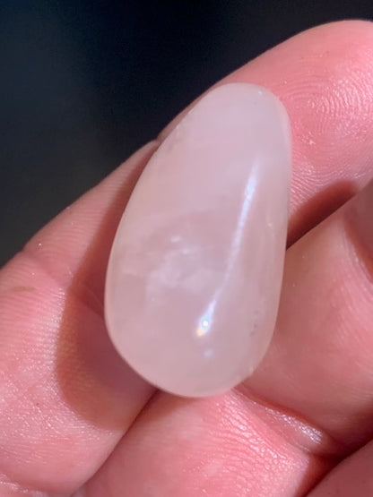 Quartz rose – Pierre roulée – 31 × 21 × 17 mm – 13 g
