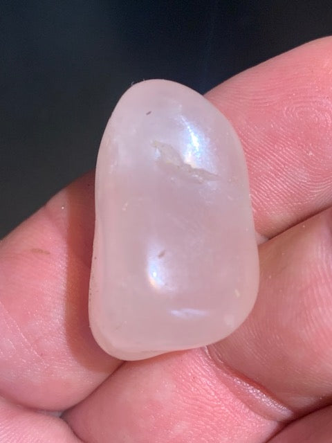 Quartz rose – Pierre roulée – 31 × 21 × 17 mm – 13 g