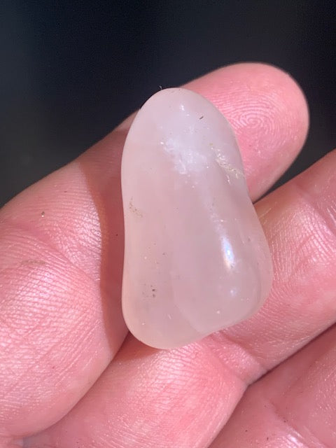 Quartz rose – Pierre roulée – 31 × 21 × 17 mm – 13 g