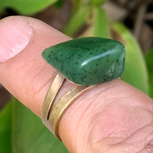 Bague en jade, pierre naturelle collée sur anneau pré-monté (laiton) ! Taille réglable d'environ 50 à 60 Fr.