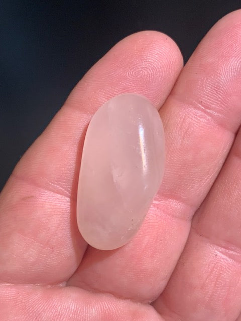 Quartz rose – Pierre roulée – 35 × 19 × 14 mm – 12,5 g