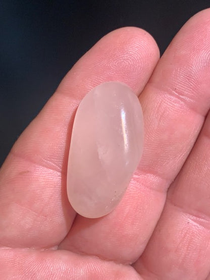 Quartz rose – Pierre roulée – 35 × 19 × 14 mm – 12,5 g