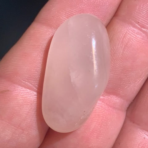 Quartz rose – Pierre roulée – 35 × 19 × 14 mm – 12,5 g