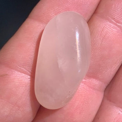 Quartz rose – Pierre roulée – 35 × 19 × 14 mm – 12,5 g