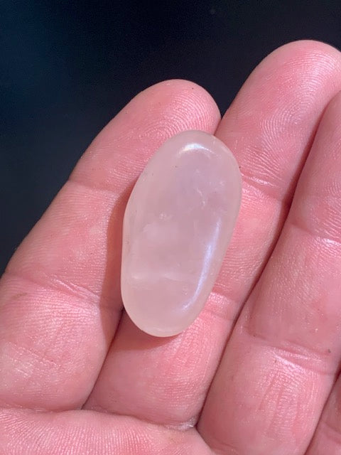 Quartz rose – Pierre roulée – 35 × 19 × 14 mm – 12,5 g
