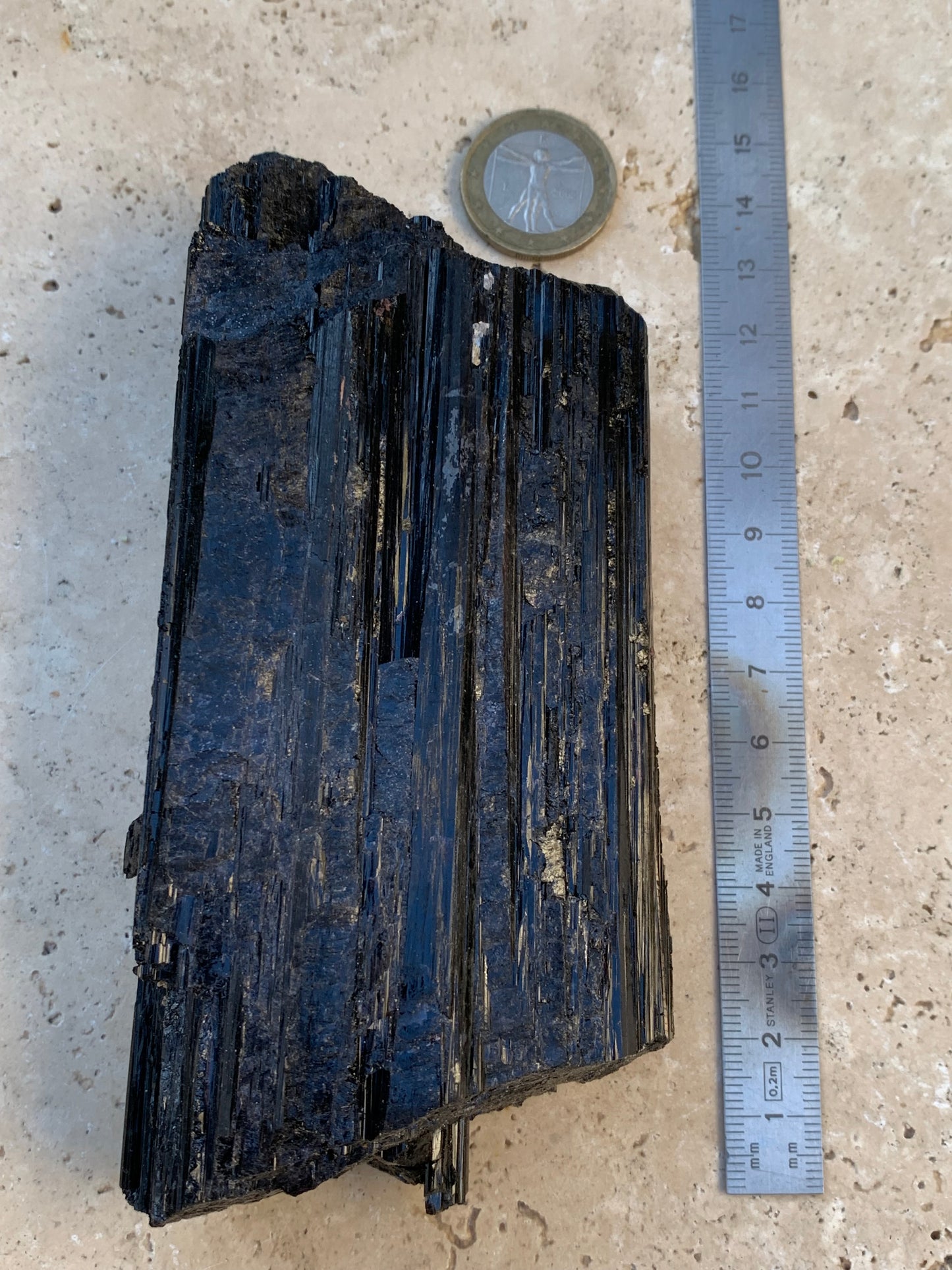 Tourmaline noire, spécimen naturel de 137 x 64 x 40 mm - 568 grammes. Une très belle pièce de belle taille !