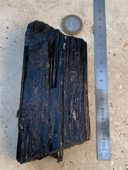 Tourmaline noire, spécimen naturel de 137 x 64 x 40 mm - 568 grammes. Une très belle pièce de belle taille !