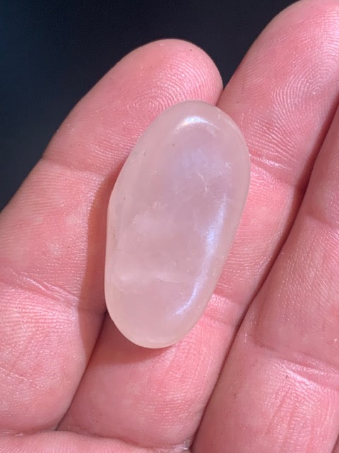 Quartz rose – Pierre roulée – 35 × 19 × 14 mm – 12,5 g