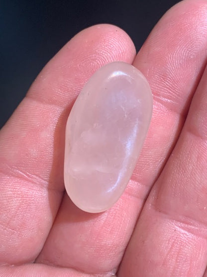Quartz rose – Pierre roulée – 35 × 19 × 14 mm – 12,5 g
