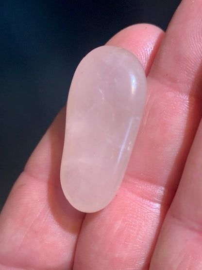 Quartz rose – Pierre roulée – 35 × 19 × 14 mm – 12,5 g