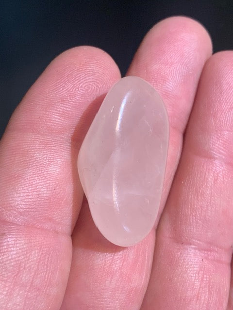 Quartz rose – Pierre roulée – 35 × 19 × 14 mm – 12,5 g