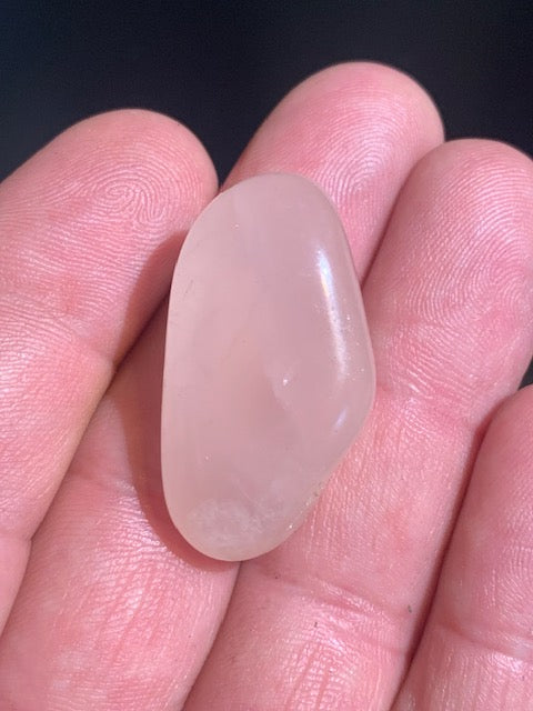 Quartz rose – Pierre roulée – 35 × 19 × 14 mm – 12,5 g
