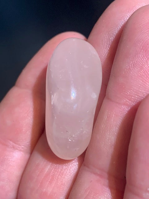 Quartz rose – Pierre roulée – 35 × 19 × 14 mm – 12,5 g
