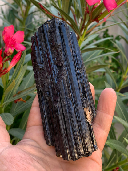 Tourmaline noire, spécimen naturel de 137 x 64 x 40 mm - 568 grammes. Une très belle pièce de belle taille !