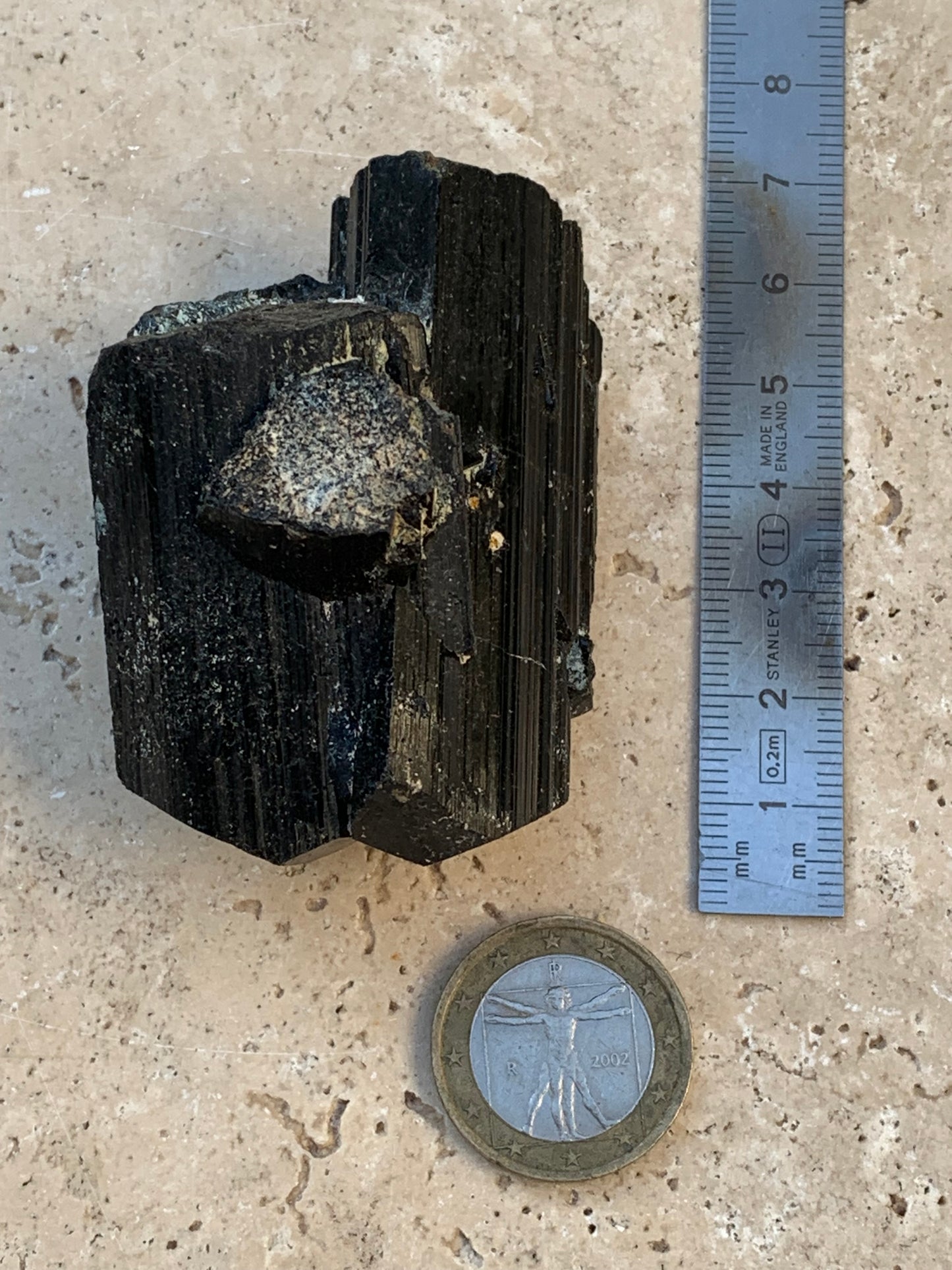 Tourmaline noire, spécimen naturel de 62 x 44 x 42 mm - 136 grammes. Une très belle pièce représentative de la varièté !