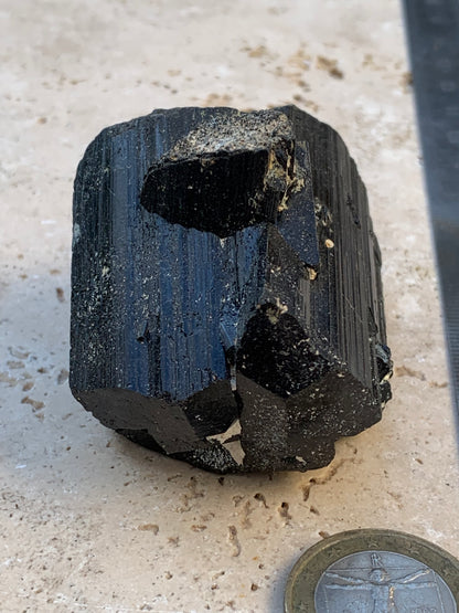 Tourmaline noire, spécimen naturel de 62 x 44 x 42 mm - 136 grammes. Une très belle pièce représentative de la varièté !