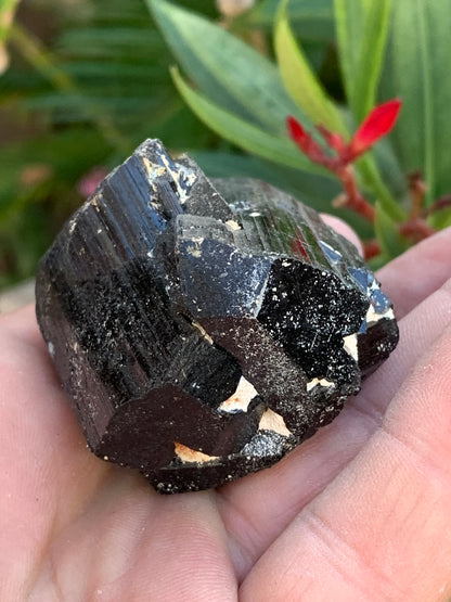 Tourmaline noire, spécimen naturel de 62 x 44 x 42 mm - 136 grammes. Une très belle pièce représentative de la varièté !