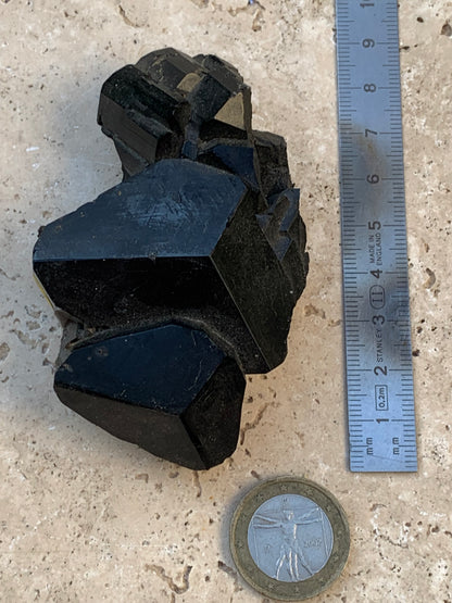 Tourmaline noire, spécimen naturel, macle de 83 x 53 x 32 mm - 166,8 grammes. Une très belle pièce avec plusieurs têtes à 3 faces !