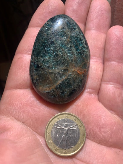 Apatite bleue – Galet/ Pierre plate – 54 × 37 × 18 mm – 62,8 g