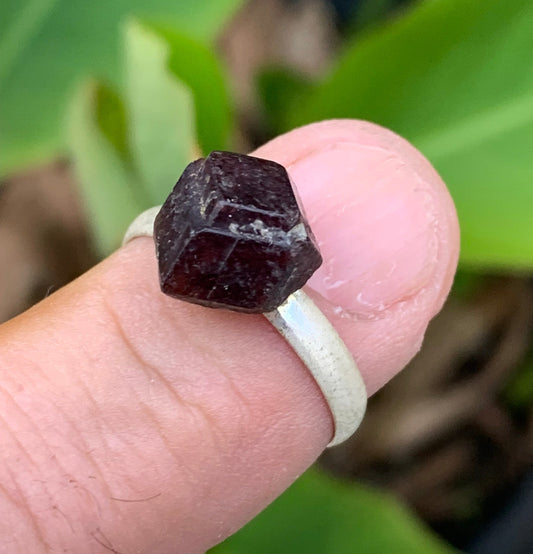 Bague en grenat, pièce brute et naturelle, cabochon en pierre collée sur anneau pré-montée en laiton couleur argent ! Taille réglable d'environ 50 à 60 Fr.
