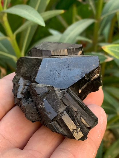 Tourmaline noire, spécimen naturel, macle de 83 x 53 x 32 mm - 166,8 grammes. Une très belle pièce avec plusieurs têtes à 3 faces !