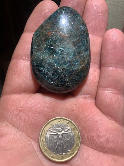 Apatite bleue – Galet/ Pierre plate – 54 × 37 × 18 mm – 62,8 g