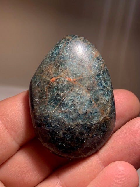 Apatite bleue – Galet/ Pierre plate – 54 × 37 × 18 mm – 62,8 g