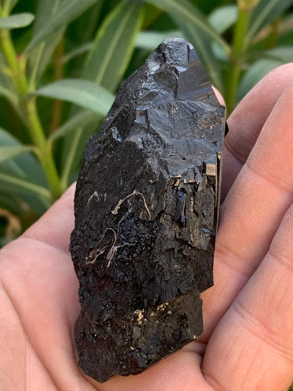 Tourmaline noire, spécimen naturel, macle de 83 x 53 x 32 mm - 166,8 grammes. Une très belle pièce avec plusieurs têtes à 3 faces !