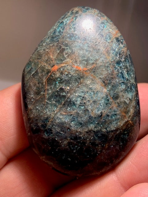 Apatite bleue – Galet/ Pierre plate – 54 × 37 × 18 mm – 62,8 g