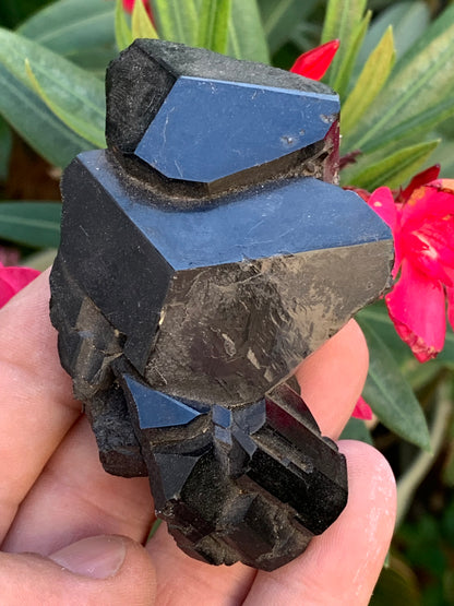 Tourmaline noire, spécimen naturel, macle de 83 x 53 x 32 mm - 166,8 grammes. Une très belle pièce avec plusieurs têtes à 3 faces !