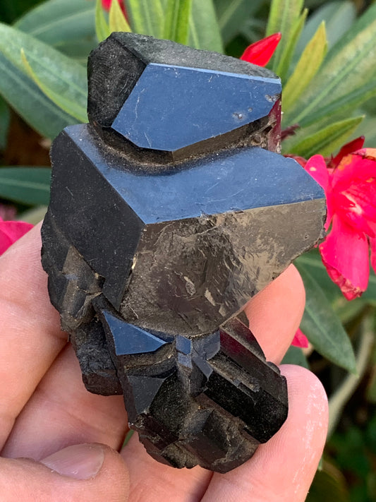 Tourmaline noire, spécimen naturel, macle de 83 x 53 x 32 mm - 166,8 grammes. Une très belle pièce avec plusieurs têtes à 3 faces !