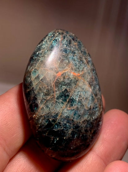 Apatite bleue – Galet/ Pierre plate – 54 × 37 × 18 mm – 62,8 g