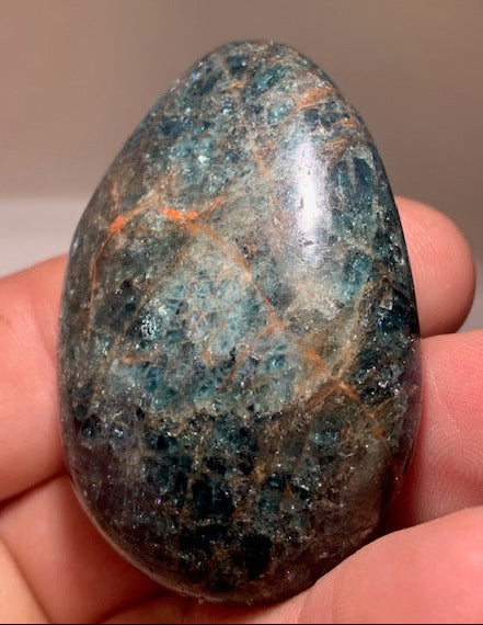 Apatite bleue – Galet/ Pierre plate – 54 × 37 × 18 mm – 62,8 g