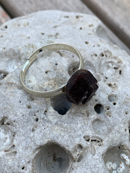 Bague en grenat, pièce brute et naturelle, cabochon en pierre collée sur anneau pré-montée en laiton couleur argent ! Taille réglable d'environ 50 à 60 Fr.