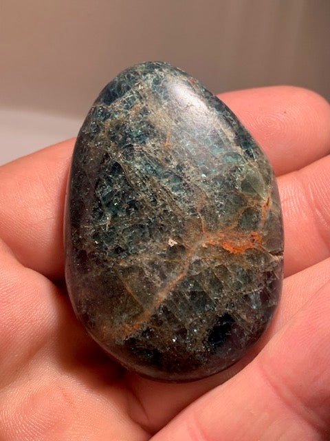 Apatite bleue – Galet/ Pierre plate – 54 × 37 × 18 mm – 62,8 g