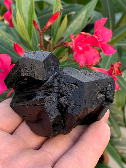 Tourmaline noire, spécimen naturel, macle de 92 x 65 x 50 mm - 263,8 grammes. Une très belle pièce avec plusieurs têtes à 3 faces !