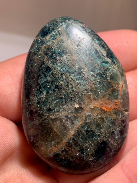 Apatite bleue – Galet/ Pierre plate – 54 × 37 × 18 mm – 62,8 g