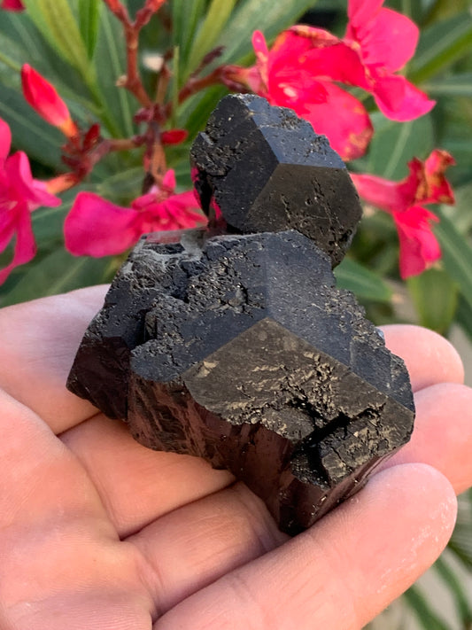 Tourmaline noire, spécimen naturel, macle de 92 x 65 x 50 mm - 263,8 grammes. Une très belle pièce avec plusieurs têtes à 3 faces !