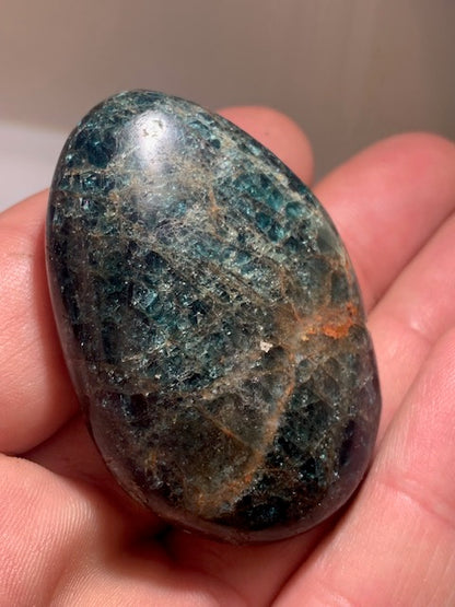 Apatite bleue – Galet/ Pierre plate – 54 × 37 × 18 mm – 62,8 g