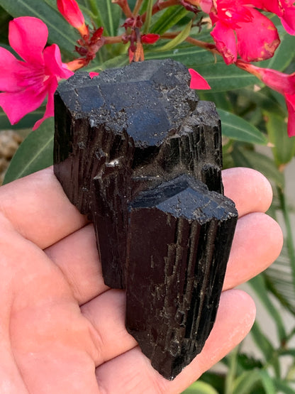 Tourmaline noire, spécimen naturel, macle de 92 x 65 x 50 mm - 263,8 grammes. Une très belle pièce avec plusieurs têtes à 3 faces !