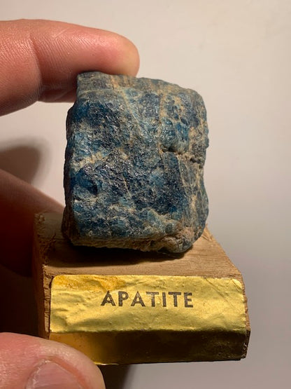 Apatite bleue – spécimen brut sur socle, collection ancienne – 50 × 40 × 40 mm – 73,5 g