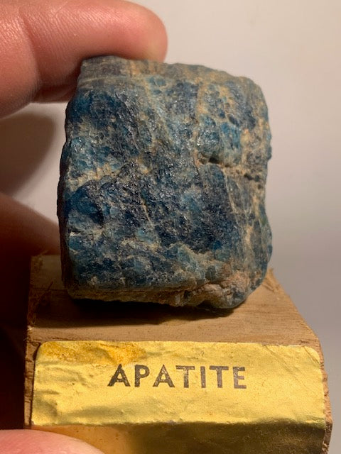 Apatite bleue – spécimen brut sur socle, collection ancienne – 50 × 40 × 40 mm – 73,5 g