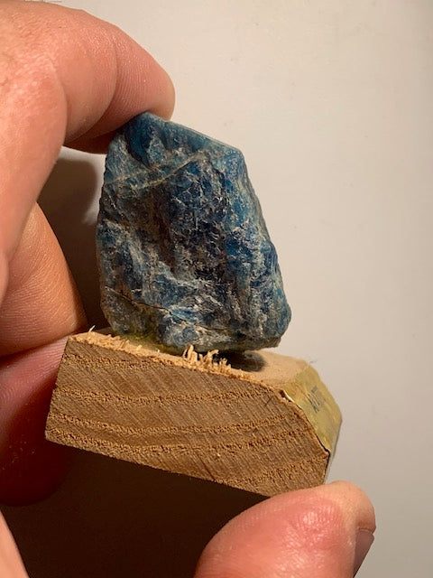 Apatite bleue – spécimen brut sur socle, collection ancienne – 50 × 40 × 40 mm – 73,5 g