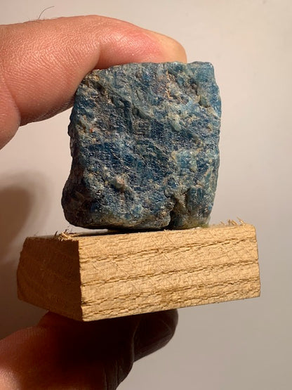 Apatite bleue – spécimen brut sur socle, collection ancienne – 50 × 40 × 40 mm – 73,5 g