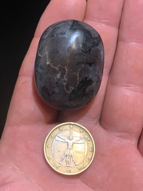 Merlinite/ Gabbro – Galet rond – 40 × 30 × 20 mm – 38,8 g