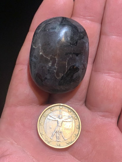 Merlinite/ Gabbro – Galet rond – 40 × 30 × 20 mm – 38,8 g