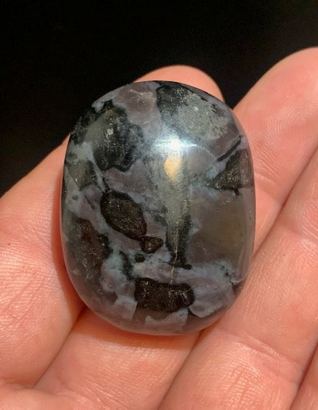 Merlinite/ Gabbro – Galet rond – 40 × 30 × 20 mm – 38,8 g