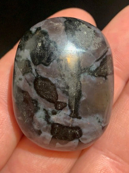 Merlinite/ Gabbro – Galet rond – 40 × 30 × 20 mm – 38,8 g
