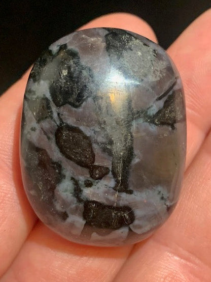 Merlinite/ Gabbro – Galet rond – 40 × 30 × 20 mm – 38,8 g