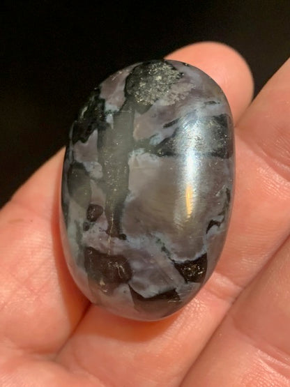 Merlinite/ Gabbro – Galet rond – 40 × 30 × 20 mm – 38,8 g